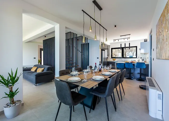 K With A Heated Pool, Gym, Sauna, Astonishing Sea View Villa *